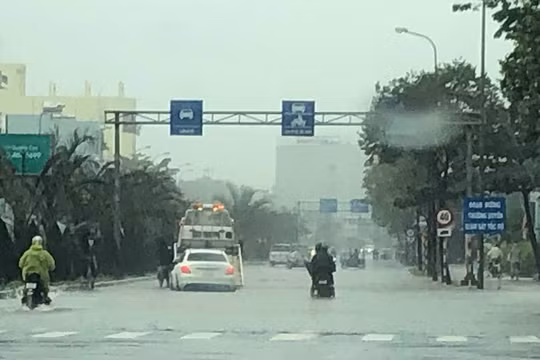 Các phương tiện giao thông chết máy nằm la liệt trên các tuyến đường vì ngập úng. Các công ty cung cấp dịch vụ cứu hộ làm không hết việc.