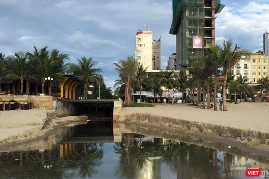 UBND TP Đà Nẵng vừa yêu cầu đưa công trình cải tạo cửa xả ra biển Mỹ An vào hoạt động nhằm hạn chế nước thải và mùi hôi trong cống thoát ra ngoài, gây ảnh hưởng xấu đến mỹ quan đô thị và bãi biển du lịch