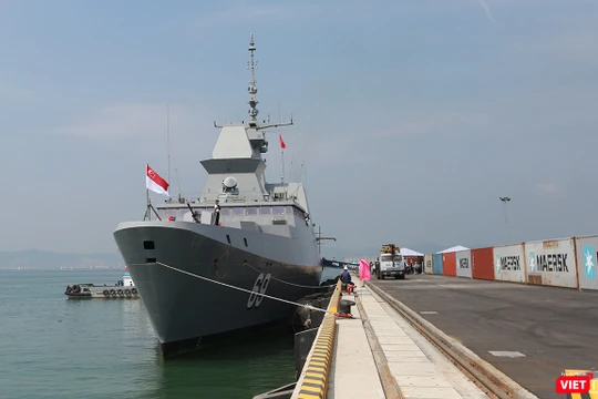 Sáng 26/4, Tàu Hải quân Singapore mang tên RSS INTREPID 69 cùng 150 người trong thủy thủ đoàn đã cập cảng Tiên Sa, chính thức chuyến thăm Đà Nẵng từ ngày 26/4-29/4.