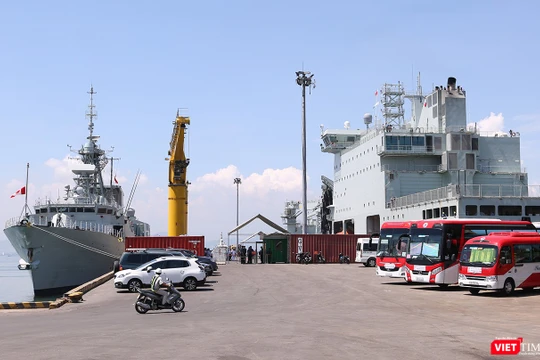 Đội tàu Hải quân Hoàng Gia Canada (HMCS) tại cảng Tiên Sa - Đà Nẵng.