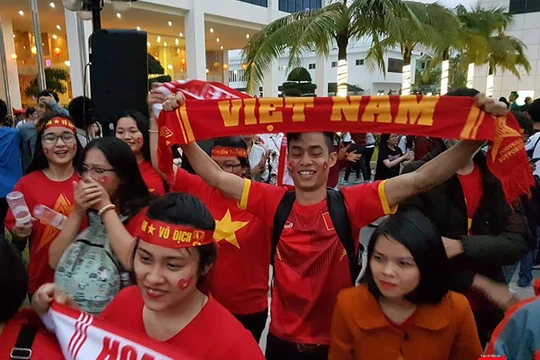 Người dân Đà Nẵng ăn mừng chiến thắng của đội tuyển Việt Nam