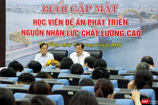 Sau những thông tin lùm xùm xoay quanh chuyện “nhân tài” thuộc Đề án 922 rời bỏ nhiệm sở, sáng ngày 2/6, ông Huỳnh Đức Thơ, Chủ tịch UBND TP.Đà Nẵng đã có buổi đối thoại với hàng trăm học viên đào tào thuộc đề án này.