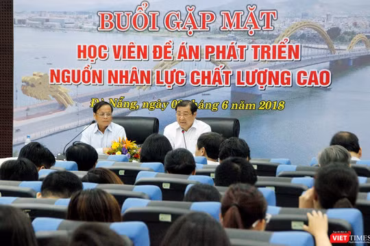 Sau những thông tin lùm xùm xoay quanh chuyện “nhân tài” thuộc Đề án 922 rời bỏ nhiệm sở, sáng ngày 2/6, ông Huỳnh Đức Thơ, Chủ tịch UBND TP.Đà Nẵng đã có buổi đối thoại với hàng trăm học viên đào tào thuộc đề án này.