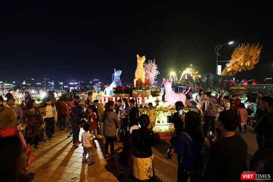 Sau những lo toan đón Tết Mậu Tuất 2018, tối 15/2 (tức đêm 30 Tết), người dân Đà Nẵng đã đổ ra đường du xuân với mong cầu một năm mới mọi điều như ý.