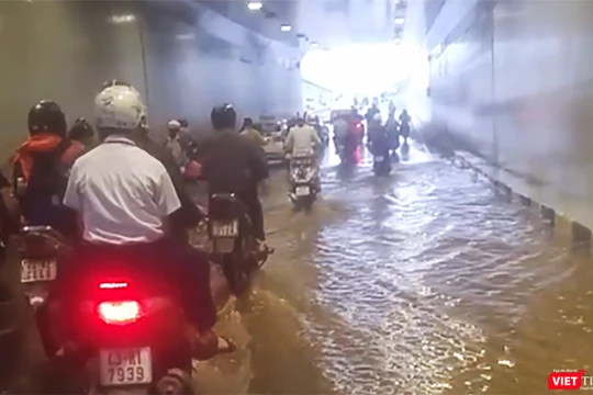 Vừa đưa vào sử dụng từ tháng 11/2017, nhưng Hầm chui Điện Biên Phủ - Nguyễn Tri Phương (Đà Nẵng) được đầu tư hơn trăm tỷ đã ngập nước.