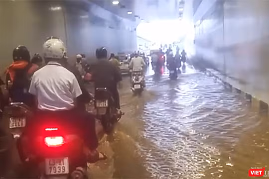 Vừa đưa vào sử dụng từ tháng 11/2017, nhưng Hầm chui Điện Biên Phủ - Nguyễn Tri Phương (Đà Nẵng) được đầu tư hơn trăm tỷ đã ngập nước.