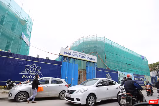 Mặc dù chưa đủ điều kiện mở bán, nhưng phía Chủ đầu tư đã công khai mở bán từ trước đó trên trang website của dự án: http://www.phugiacompound.tk/ với giá bán mỗi căn từ 5,8 tỷ đồng, do Công ty Vạn Phúc phân phối độc quyền.