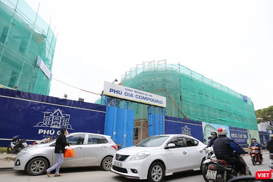 Mặc dù chưa đủ điều kiện mở bán, nhưng phía Chủ đầu tư đã công khai mở bán từ trước đó trên trang website của dự án: http://www.phugiacompound.tk/ với giá bán mỗi căn từ 5,8 tỷ đồng, do Công ty Vạn Phúc phân phối độc quyền.