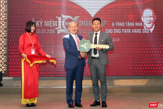 Tối 6/5, HLV Park Hang Seo cùng phu nhân đã đến Đà Nẵng nhận căn nhà do Công ty Phúc Hoàng Ngọc trao tặng và mong ông muốn cống hiến hết mình cho bóng đá Việt Nam.