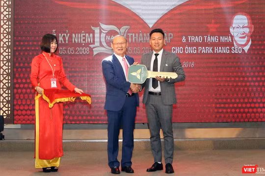 Tối 6/5, HLV Park Hang Seo cùng phu nhân đã đến Đà Nẵng nhận căn nhà do Công ty Phúc Hoàng Ngọc trao tặng và mong ông muốn cống hiến hết mình cho bóng đá Việt Nam.