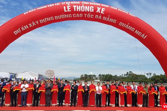Sáng ngày 2/9, Bộ Giao thông vận tải cùng đại diện lãnh đạo bộ ngành Trung ương và các địa phương đã chính thức thông tuyến cao tốc Đà Nẵng-Quảng Ngãi.