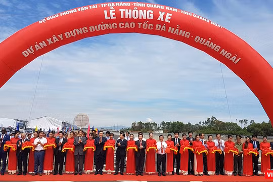 Sáng ngày 2/9, Bộ Giao thông vận tải cùng đại diện lãnh đạo bộ ngành Trung ương và các địa phương đã chính thức thông tuyến cao tốc Đà Nẵng-Quảng Ngãi.
