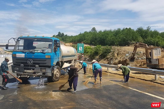 Công nhân đang khẩn trương dọn dẹp vệ sinh mặt đường, hoàn thiện các hạng mục để đưa tuyến cao tốc Đà Nẵng-Quảng Ngãi thông xe vào ngày 2/9 tới