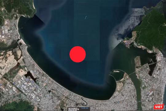 Sau nhiều lần điều chỉnh, dự án được đề xuất xây dựng với quy mô diện tích 1.400 ha, hình thành từ lấp vịnh Đà Nẵng (chấm đỏ là vị trí ý tưởng xây đảo)