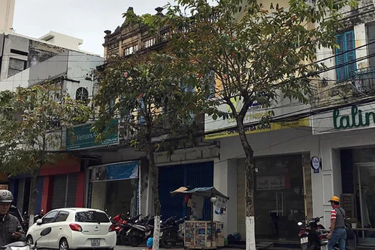 Ngôi nhà màu vàng (thứ hai từ phải) ông Hồ Ánh nhận ủy quyền để sử dụng - Ảnh: PV