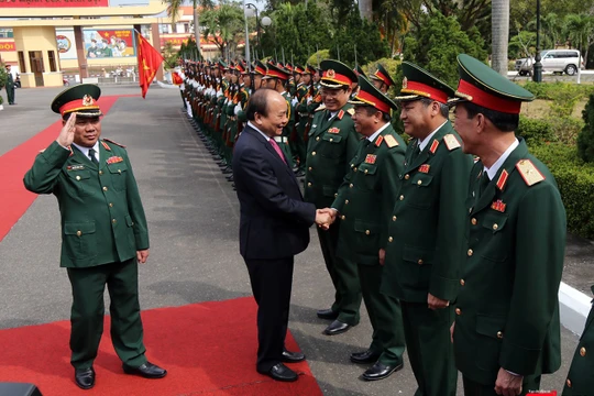 Sáng 11/2, Thủ tướng Chính phủ Nguyễn Xuân Phúc đã có chuyến thăm hỏi, động viên và chúc Tết cán bộ chiến sĩ Bộ Tư lệnh Quân khu V.