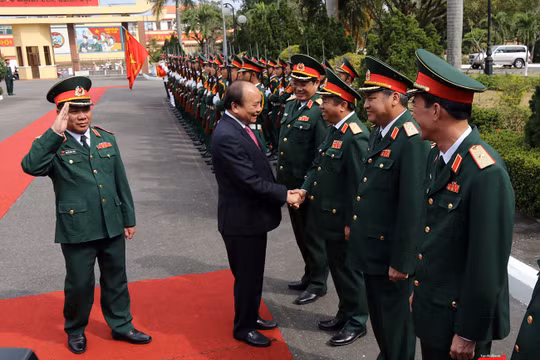 Sáng 11/2, Thủ tướng Chính phủ Nguyễn Xuân Phúc đã có chuyến thăm hỏi, động viên và chúc Tết cán bộ chiến sĩ Bộ Tư lệnh Quân khu V.