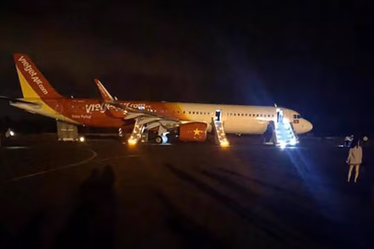 Máy bay của Vietjet gặp sự cố nghiêm trọng khiến hành khách phải thoát hiểm bằng cửa phao khi máy bay đáp xuống sân bay Buôn Ma Thuột (ảnh bạn đọc)