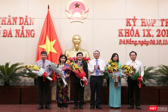 Bí thư Thành ủy Đà Nẵng Trương Quang Nghĩa chúc mừng các cá nhân được đại biểu HĐND bầu vào các vị trú chủ chốt của HĐND và TP