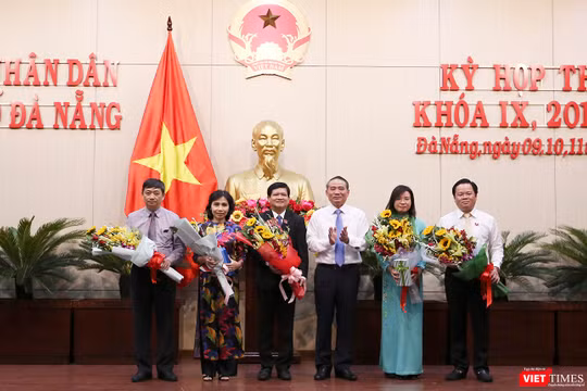 Bí thư Thành ủy Đà Nẵng Trương Quang Nghĩa chúc mừng các cá nhân được đại biểu HĐND bầu vào các vị trú chủ chốt của HĐND và TP