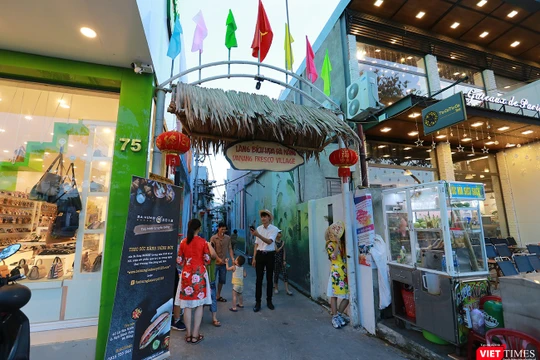  Sau 3 tháng hoàn thiện, chiều 28/4, Ban tổ chức Dự án “Làng bích họa” tại hẻm số 75 Nguyễn Văn Linh (quận Hải Châu, TP Đà Nẵng) đã chính thức khánh thành.