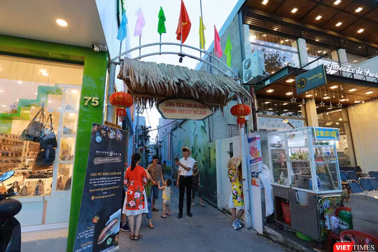  Sau 3 tháng hoàn thiện, chiều 28/4, Ban tổ chức Dự án “Làng bích họa” tại hẻm số 75 Nguyễn Văn Linh (quận Hải Châu, TP Đà Nẵng) đã chính thức khánh thành.