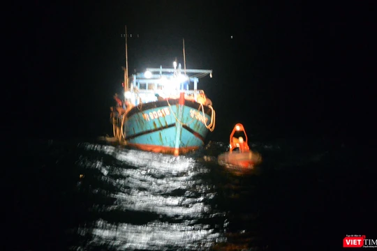 Tàu SAR 412 cứu hộ 11 ngư dân và tàu cá ĐNa 90415 TS bị trôi tự do trên biển trong đêm
