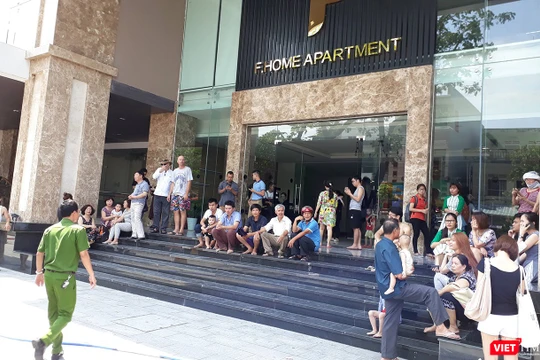 Vào khoảng 12h30 trưa 29/4, một vụ hỏa hoạn đã xảy ra tại chung cư cao cấp Fhome (số 16 Lý Thường Kiệt, Đà Nẵng) khiến hàng trăm người sống trong chung cư này hốt hoảng chạy ra ngoài.