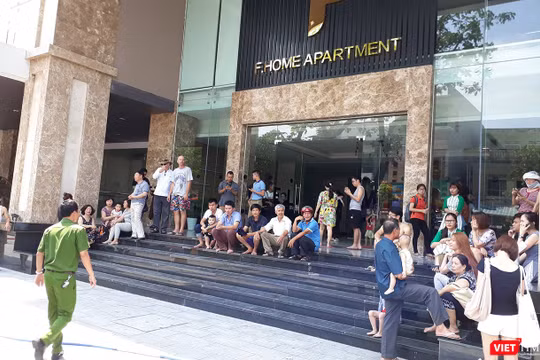 Vào khoảng 12h30 trưa 29/4, một vụ hỏa hoạn đã xảy ra tại chung cư cao cấp Fhome (số 16 Lý Thường Kiệt, Đà Nẵng) khiến hàng trăm người sống trong chung cư này hốt hoảng chạy ra ngoài.