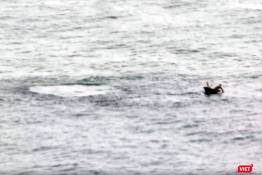 Sáng 31/3, nhiều người mê ảnh đã bất ngờ khi chứng kiến cảnh một chiếc thuyền không có số hiệu dùng mìn đánh cá ngay dưới chân rạn san hôn dưới chân núi Sơn Trà.