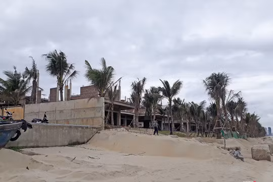 UBND quận Ngũ Hành Sơn (Đà Nẵng) vừa ra quyết định xử phạt vi phạm hành chính 100 triệu đồng đối với Công ty CP Phát triển đô thị Du lịch Sóng Việt vì đã vi phạm quy định trong quá trình xây dựng đối với dự án Khu du lịch biển The Song Đà Nẵng.