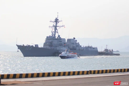 Chều 5/3, chiến hạm hộ tống siêu mẫu hạm USS Carl Vinson (CVN-70) là tàu khu trục tên lửa USS Wayne E.Meyer (DDG-108) đã đến Đà Nẵng.