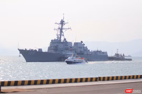 Chều 5/3, chiến hạm hộ tống siêu mẫu hạm USS Carl Vinson (CVN-70) là tàu khu trục tên lửa USS Wayne E.Meyer (DDG-108) đã đến Đà Nẵng.