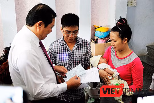 Đã có 8.705 trẻ em tại Đà Nẵng được trao giấy khai sinh, thẻ bảo hiểm y tế, hộ khẩu tại gia đình.