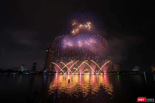 Khán giả nhún nhảy cùng đội Ba Lan bên “những cây cầu huyền thoại“ trong đêm khai mạc