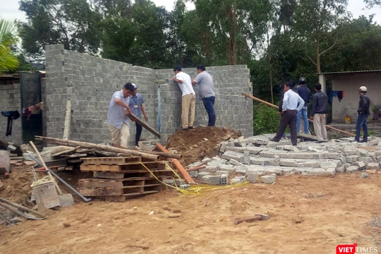 Lực lượng chức năng cưỡng chế công trình xây dựng trái phép tại khu vực Dự án Ga Đường sắt Đà Nẵng