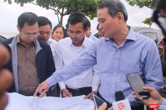 Sáng 22/3, Bí thư Đà Nẵng Trương Quang Nghĩa đã đi thị sát dự án khu du lịch Lancaster Nam O Resort ngang nhiên dựng hàng rào, chắn lối ra biển của người dân và yêu cầu mở rào chắn để dân xuống biển.