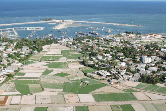 Đảo Lý Sơn nhìn từ trên cao (ảnh Văn Mịnh)