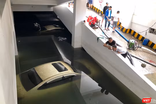 Lực lượng cảnh sát PCCC được huy động để giải cứu xe bị chìm tại chung cư Hoàng Anh Gia Lai 