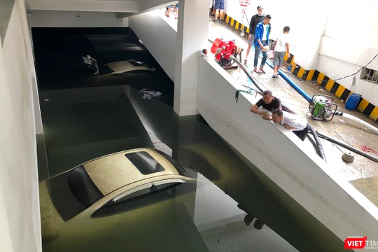 Lực lượng cảnh sát PCCC được huy động để giải cứu xe bị chìm tại chung cư Hoàng Anh Gia Lai 