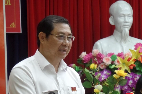 Ông Huỳnh Đức Thơ, Chủ tịch UBND TP Đà Nẵng trả lời ý kiến cử tri trong khuôn khổsự kiện tiếp xúc cử tri, báo cáo kết quả Kỳ họp thứ 9 HĐND TP khóa 9 (nhiệm kỳ 2016-2021) với cử tri quận Thanh Khê.