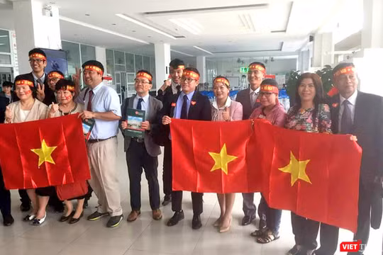 hàng ngàn sinh viên Đại học Đông Á Đà Nẵng đã tổ chức hoạt động chuẩn bị cổ vũ trận chung kết U23 châu Á giữa đội U23 Việt Nam và đội U23 Uzbekistan, đồng thời kết hợp tổ chức gây quỹ hỗ trợ vé xe Tết cho các trường hợp sinh viên khó khăn từ việc bán cờ T