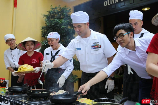 Mặc dù là lần đầu tiên được trải nghiệm và thưởng thức các món ăn này nhưng hầu hết các thủy thủ đều tỏ ra hứng thú và thích thú với cách chế biến cũng như khẩu vị của các món ăn.