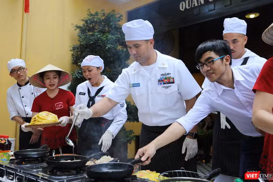 Mặc dù là lần đầu tiên được trải nghiệm và thưởng thức các món ăn này nhưng hầu hết các thủy thủ đều tỏ ra hứng thú và thích thú với cách chế biến cũng như khẩu vị của các món ăn.