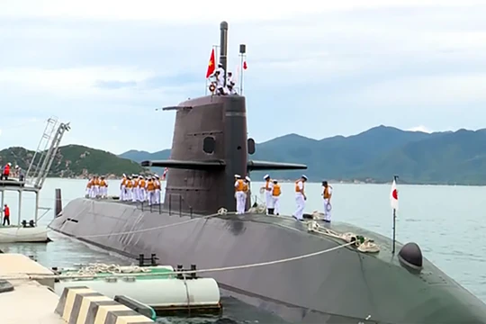 Tàu ngầm huấn luyện Kuroshio của Lực lượng tự vệ trên biển Nhật Bản tại cảng Cam Ranh (Khánh Hóa) (ảnh vtv.vn)