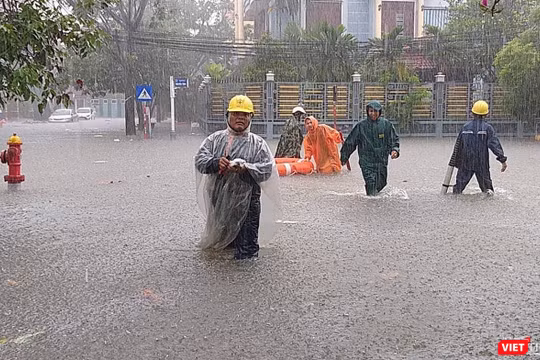 Mưa lớn kéo dài khiến nhiều khu vực của TP Đà Nẵng chìm sâu trong nước.
