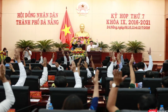 Cách đây 1 năm, cũng chính các đại biểu HĐND TP Đà Nẵng đã bỏ phiếu bãi nhiệm chức danh đối với các nhân sự được bầu tại phiên họp diễn ra chiều 9/7
