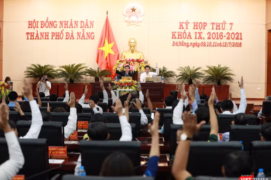 Cách đây 1 năm, cũng chính các đại biểu HĐND TP Đà Nẵng đã bỏ phiếu bãi nhiệm chức danh đối với các nhân sự được bầu tại phiên họp diễn ra chiều 9/7