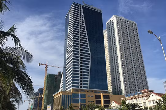 Chủ tịch Đà Nẵng yêu cầu tháo dỡ sai phạm tại Tổ hợp khách sạn Mường Thanh và căn hộ cao cấp Sơn Trà (Đà Nẵng).