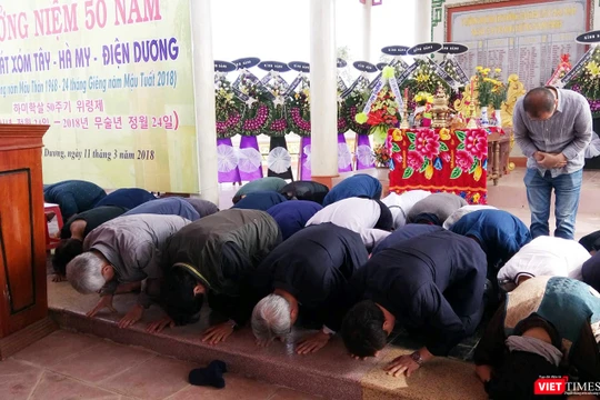 ông Kang U Il-Chủ tịch Quỹ Hòa bình Hàn-Việt (làm Trưởng đoàn), ông Kim Hyun Kwon- Đại biểu Quốc hội Hàn Quốc, cùng các thành viên của Quỹ Hòa bình Hàn-Việt quỳ tạ lỗi với vong linh thường dân vô tội và dân làng Hà My